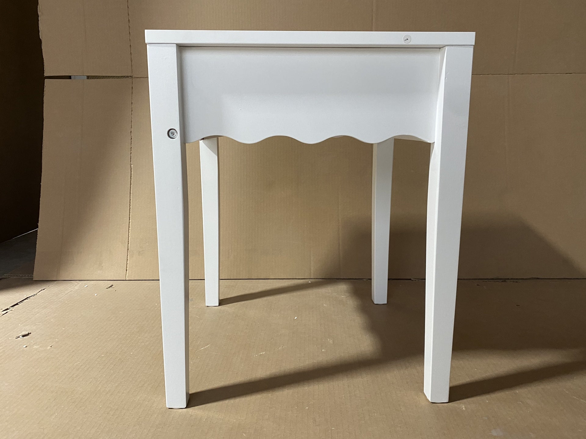 White Nightstand with Drawer, Modern Bedside Table with Wavy Apron Design, Compact End Table for Bedroom Living Room, Small Side Table with Storage