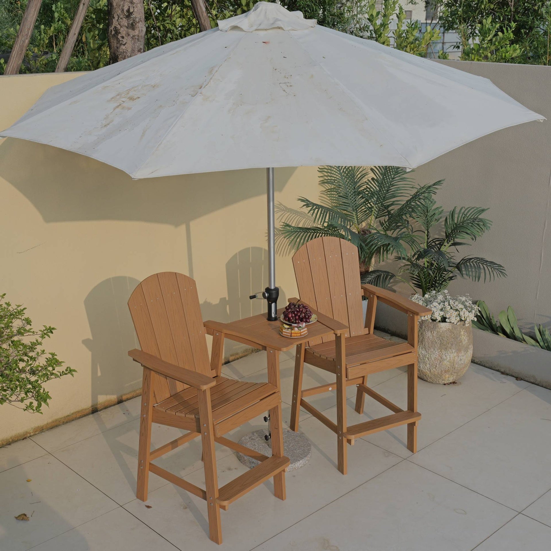 Lounge chair teak color, suitable for all seasons: Outdoor lounge chair, made of sturdy HIPS material, equipped with 304 stainless steel accessories.