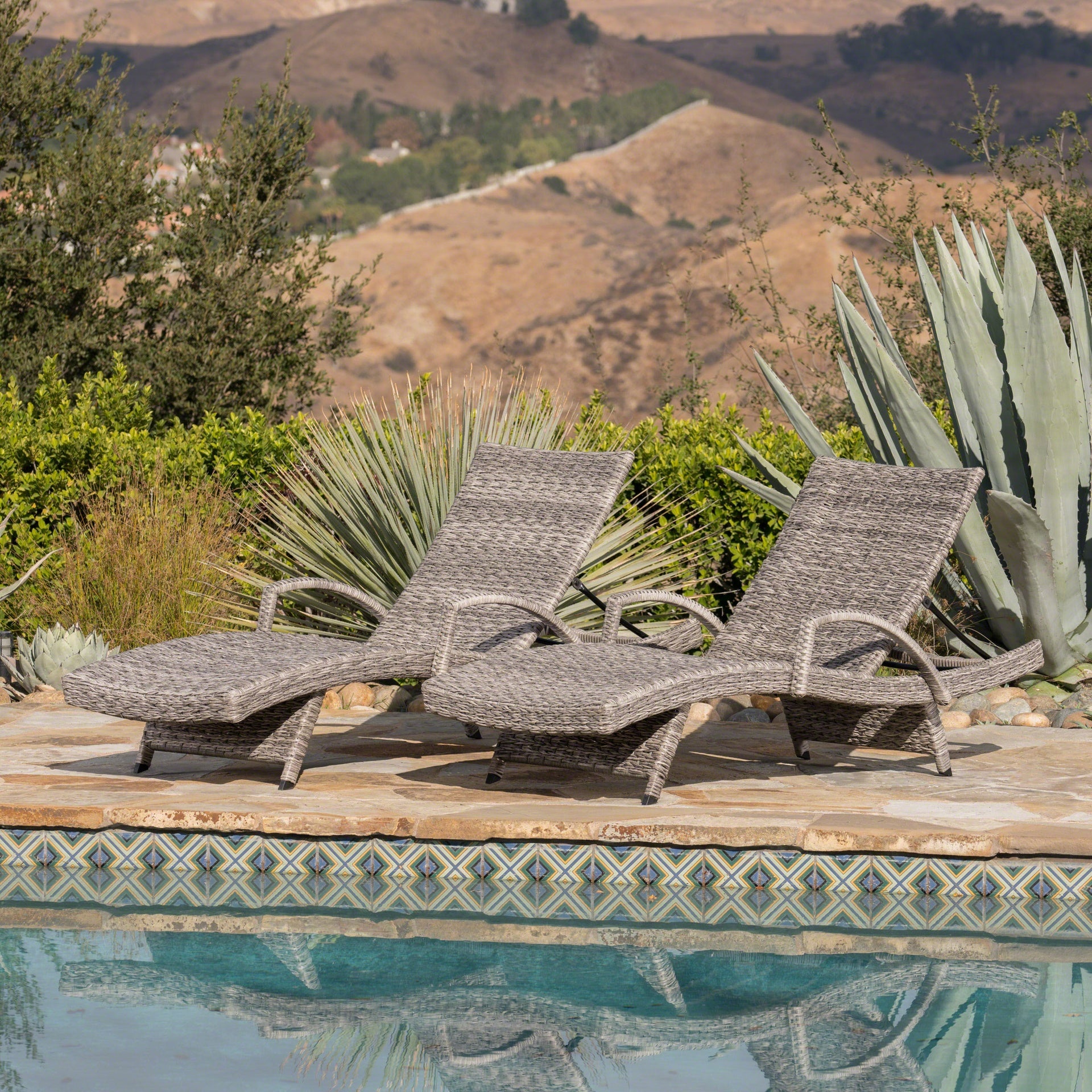 CRETE WICKER CHAISE LOUNGE