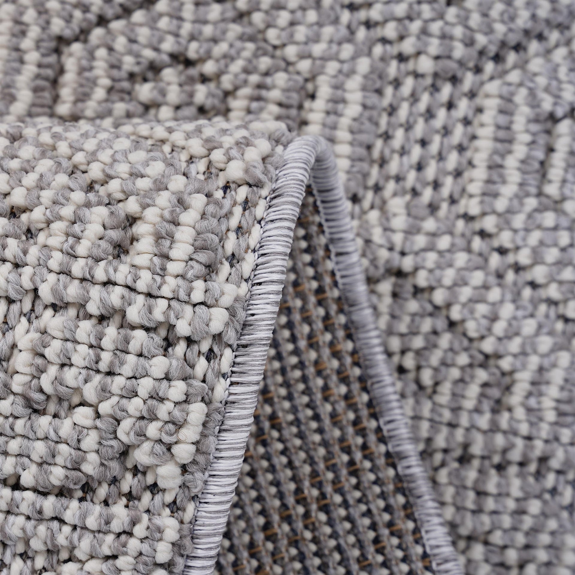 Guros Collection 4X6 White / Geometric Indoor / Outdoor Area Rug