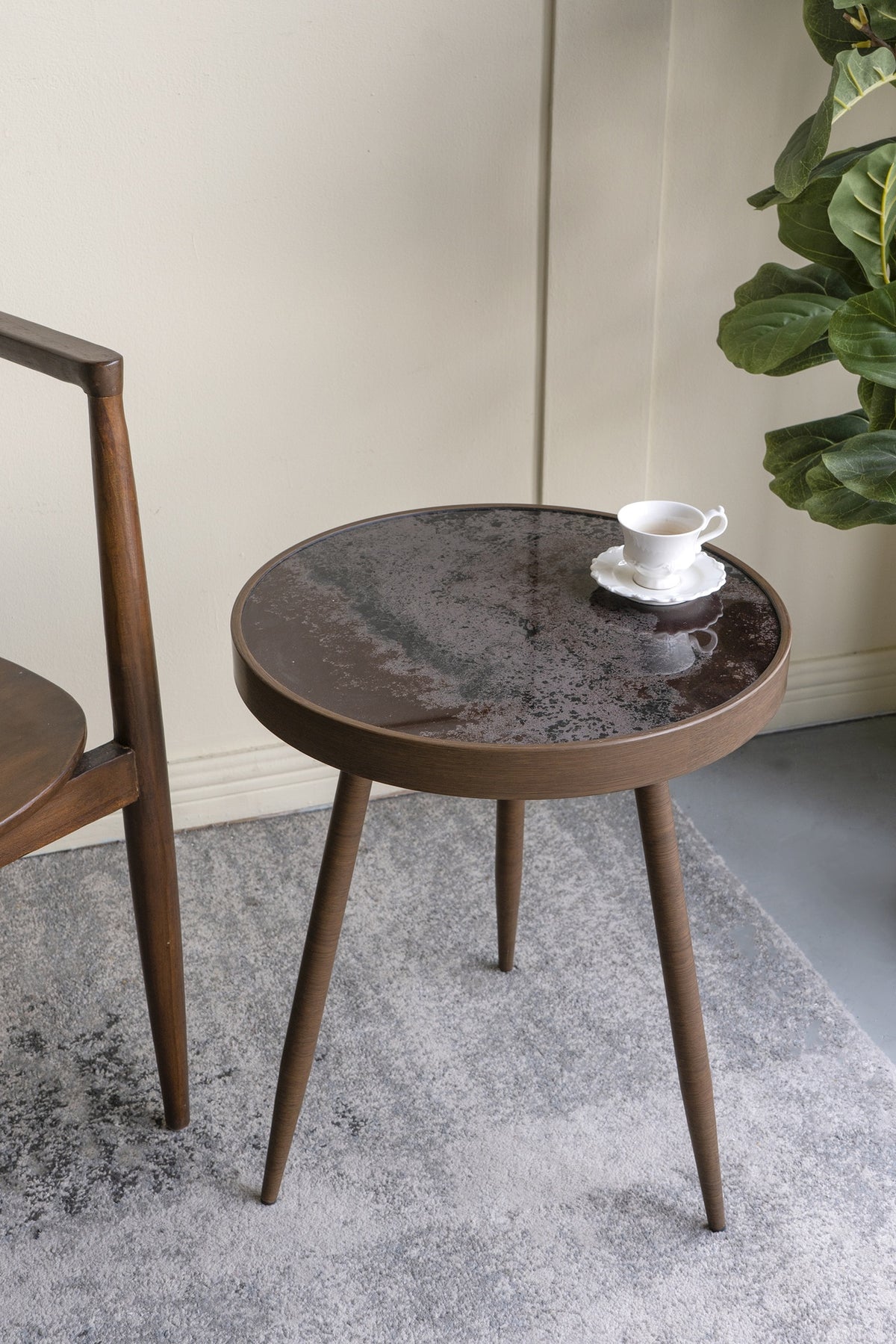 18x18x22" Round Side Table with Glass Top and Antique Gold Tapered Legs