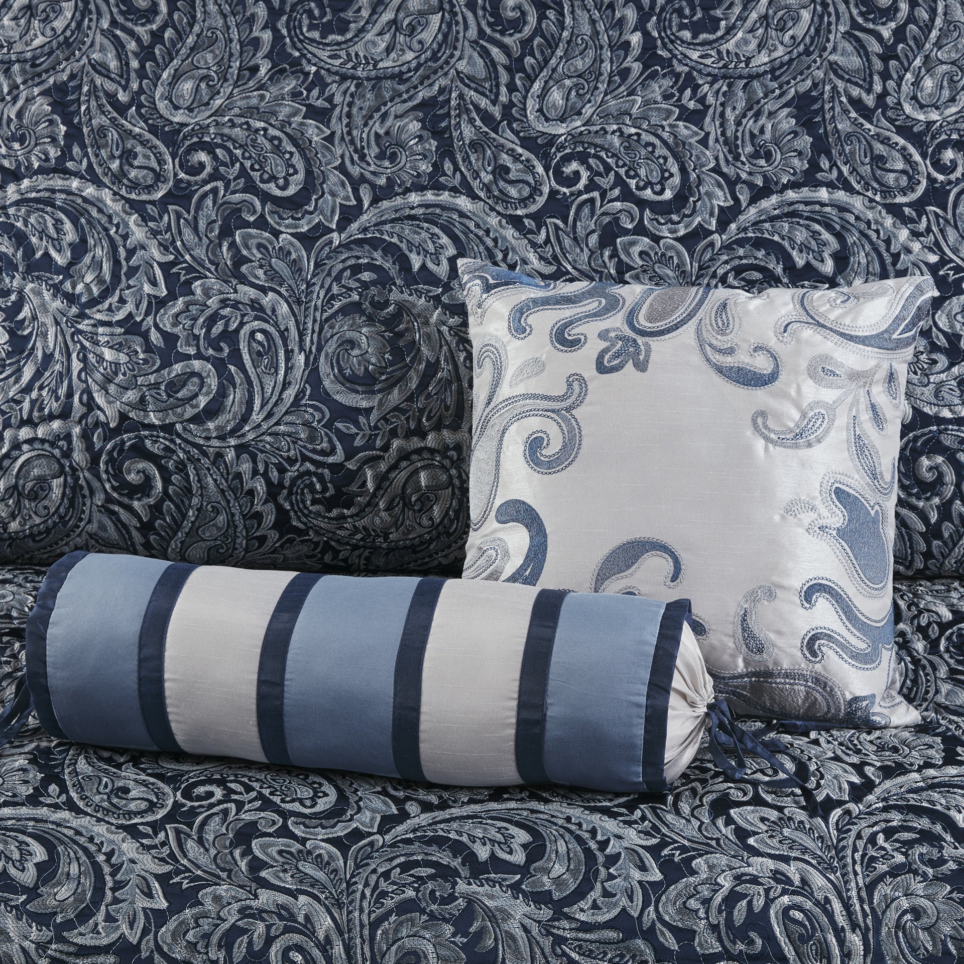 5 Piece Jacquard Bedspread Set with Throw Pillows Navy Queen