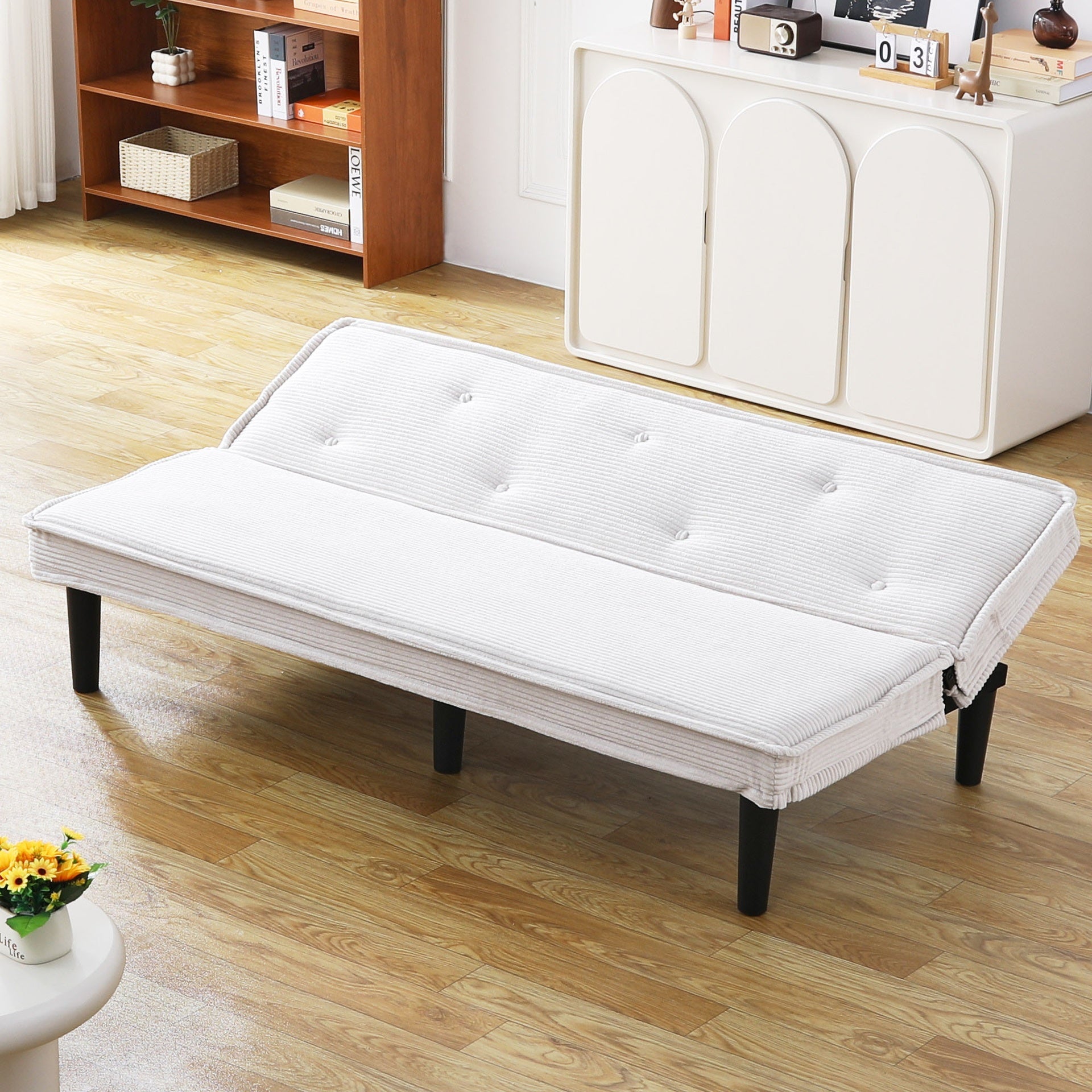 This 66-inch corduroy sofa bed can flexibly adapt to the living room, apartment and bedroom, and it can switch between the two comfortable forms.