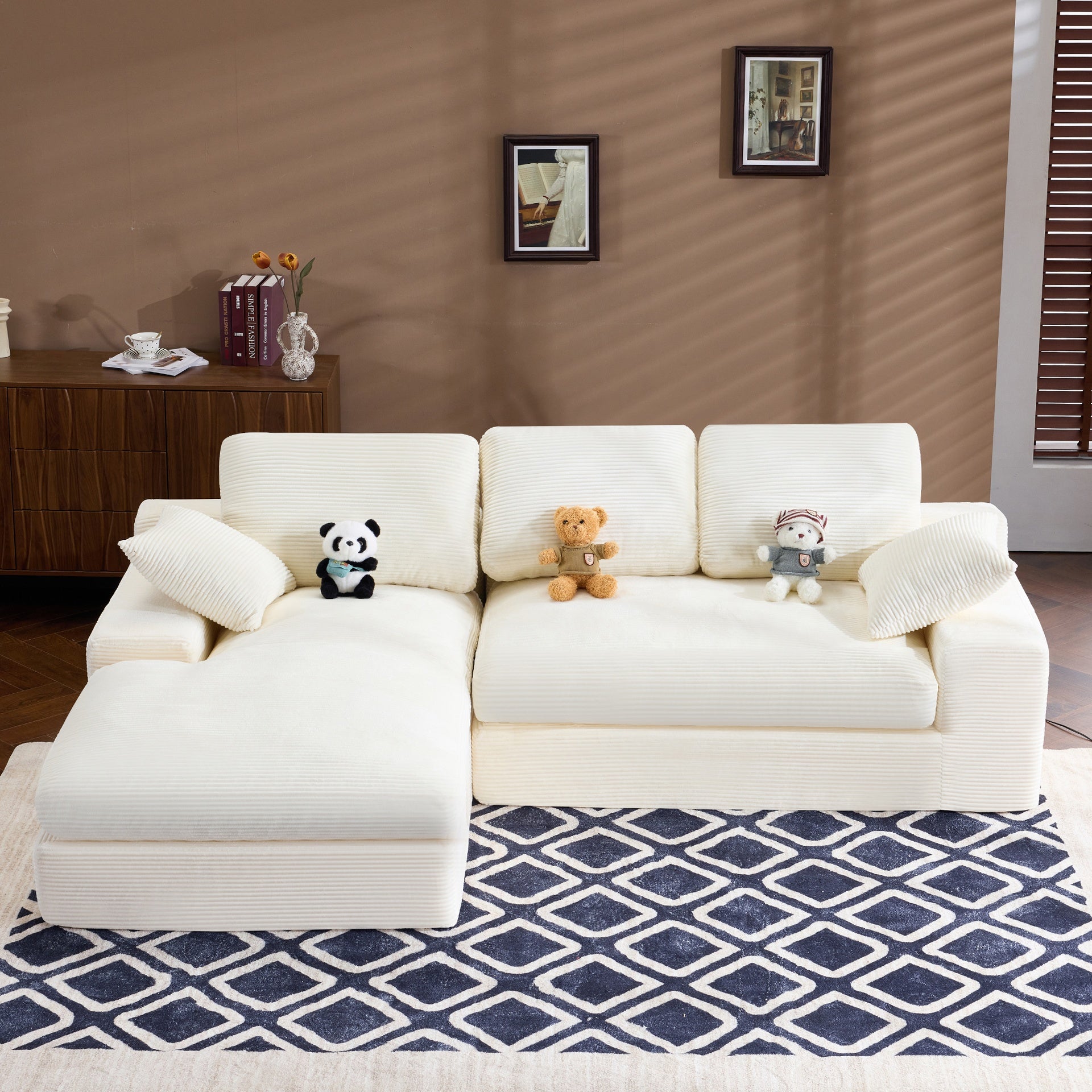 White corduroy compressed sofa. It has a soft and skin-friendly sitting feel, adding a healing atmosphere to the warm living room. It comes with 3 back cushions and 2 throw pillows.