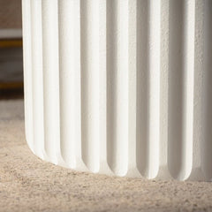 White Scalloped Round Coffee Table Set: Nesting Design, Elegant Curved-Edge Shape for Cozy Living Room Styling