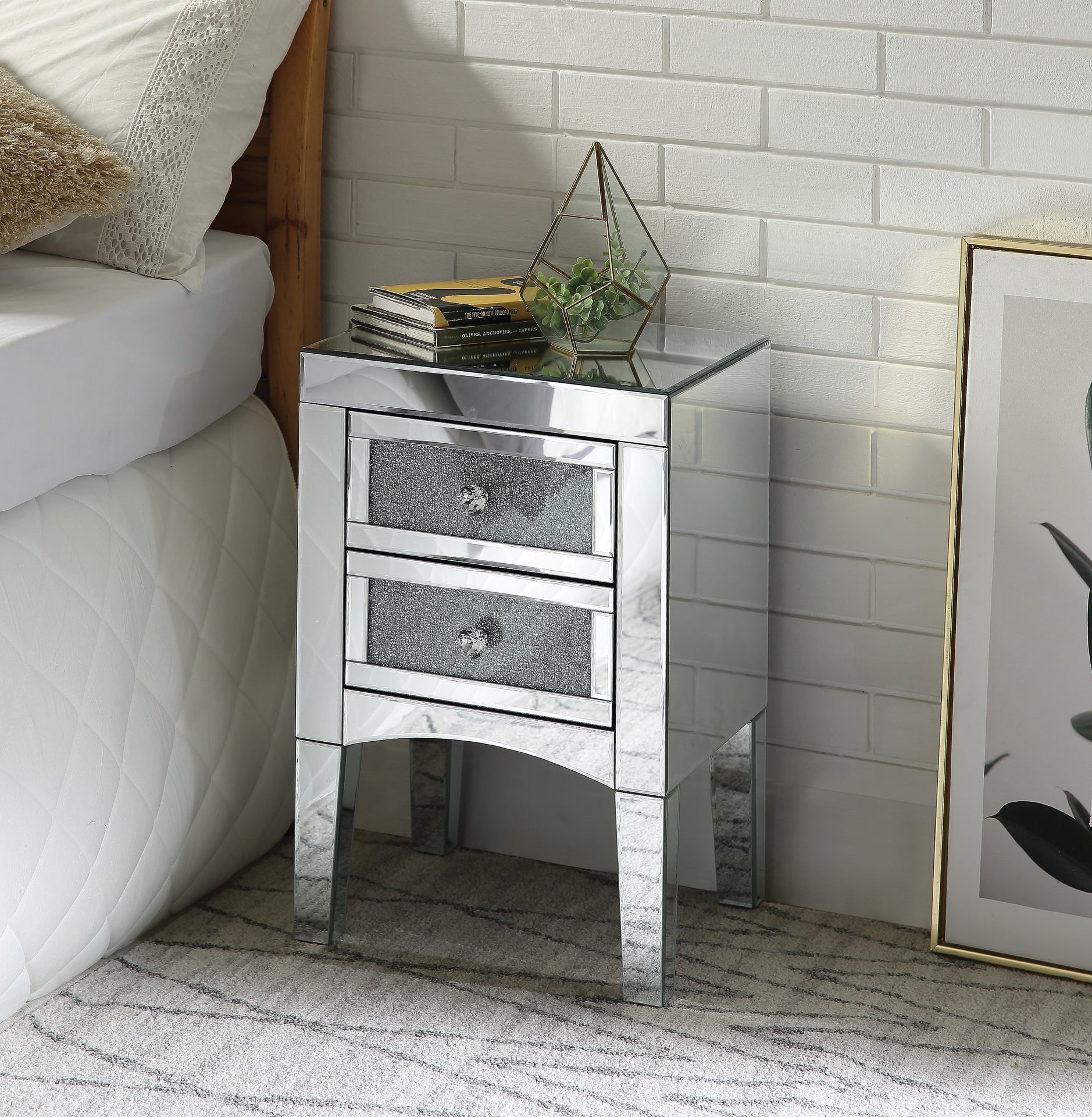 Noralie Mirrored, Faux Diamonds Accent Table (Assembled)