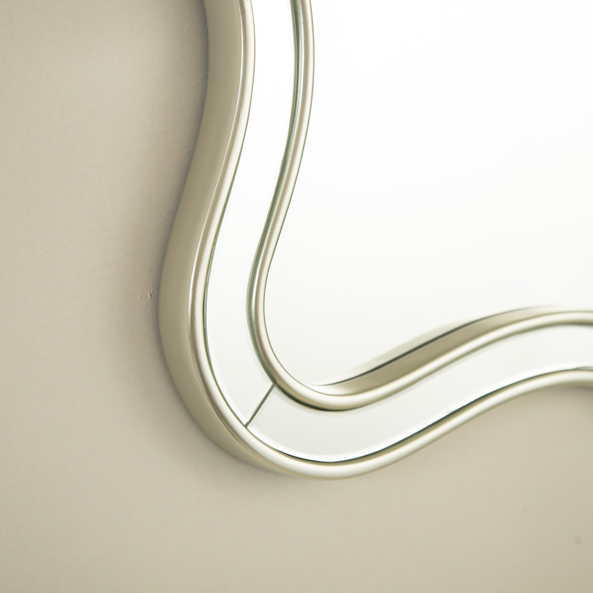 24'' Fleuron Mirror, Wave-shape PU Material Light Luxury Style Art Decorative Mirror with Golden Frame, Suitable for Bathroom, Bedroom, Living Room, Corridor, Entryway, etc.