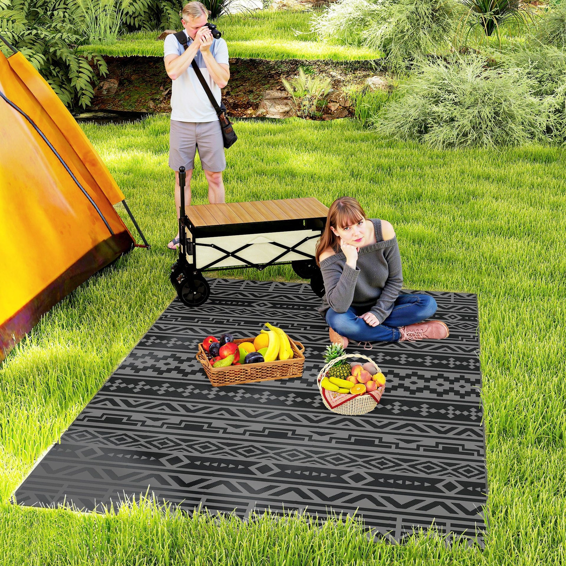 Outsunny Reversible Outdoor Rug, Waterproof Plastic Straw with Carry Bag, 6' x 9', Black & Gray Geometric Wall