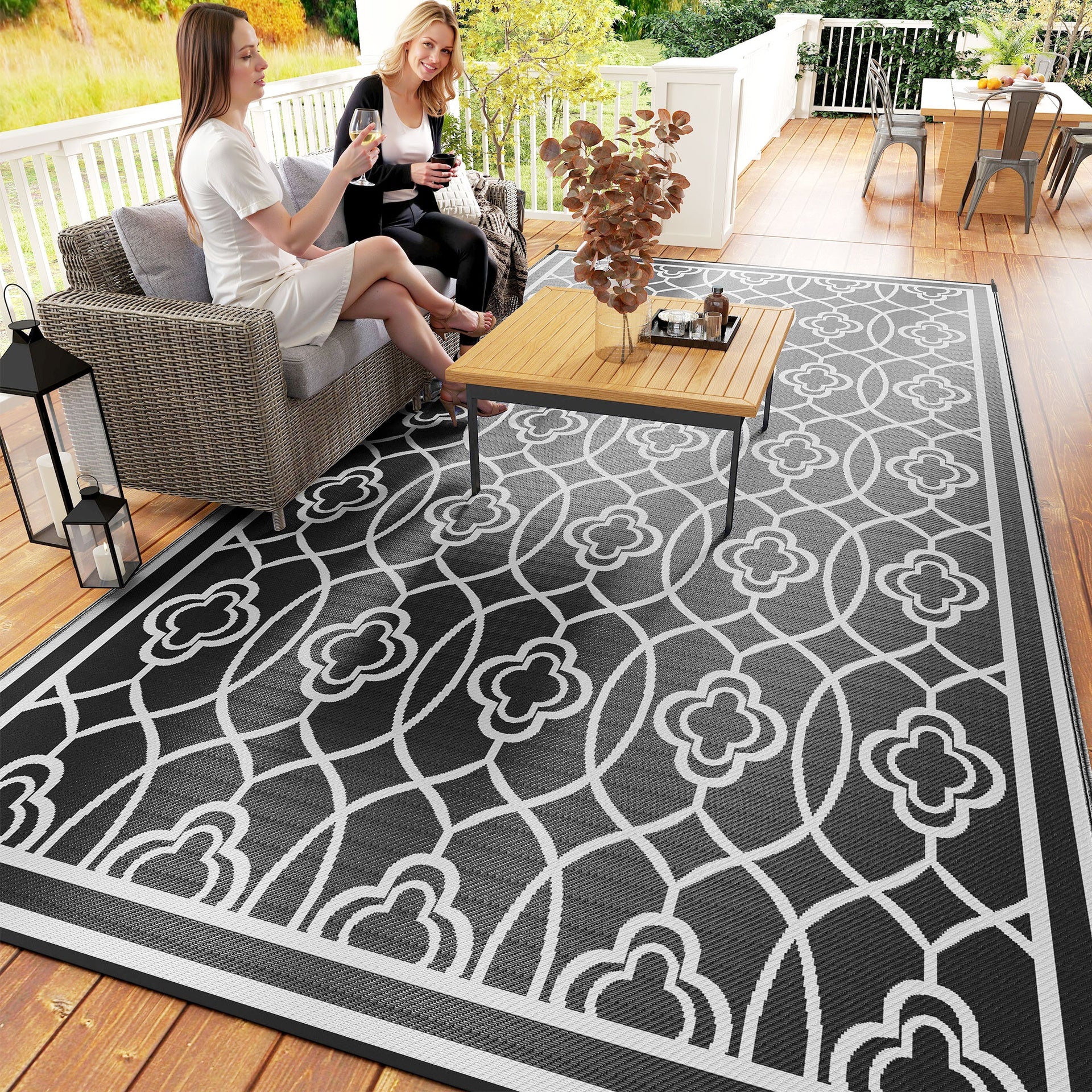 Outsunny Reversible Outdoor Rug, Waterproof Plastic Straw with Carry Bag, 9' x 18', Black & White Lantern