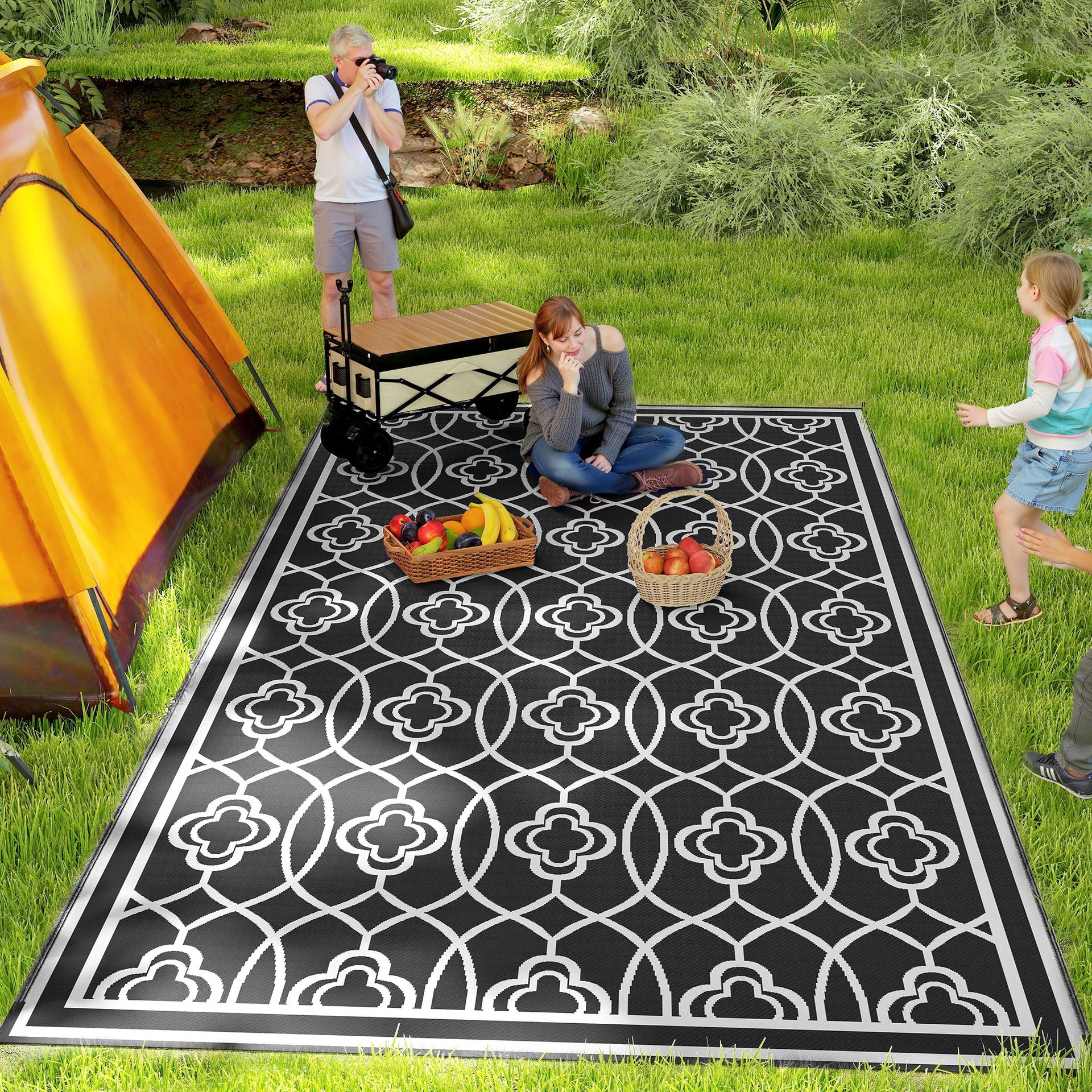 Outsunny Reversible Outdoor Rug, Waterproof Plastic Straw with Carry Bag, 9' x 18', Black & White Lantern
