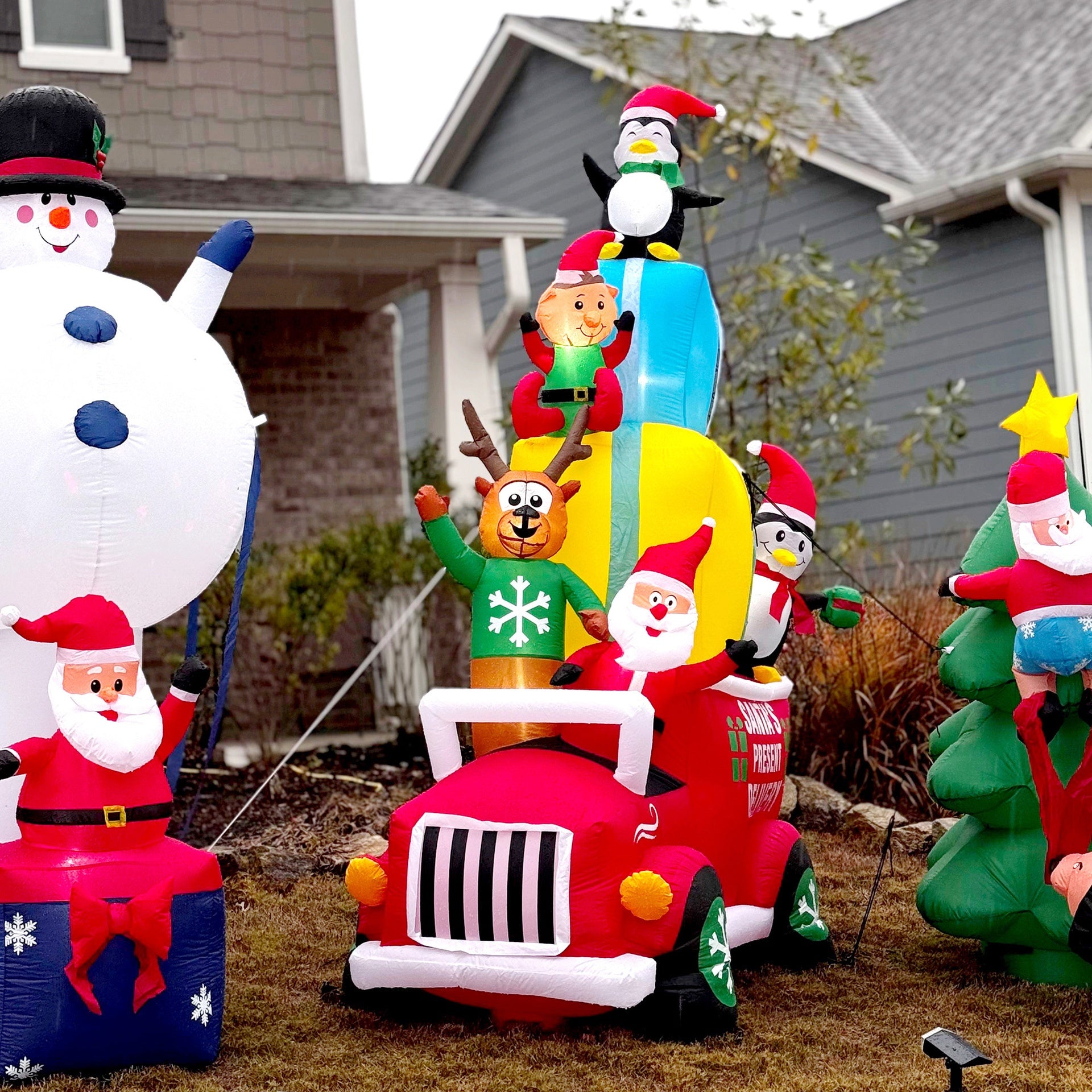 Outsunny 9ft Christmas Inflatables Outdoor Decorations Santa Claus Drives a Gift Car with Elk, Elf and Two Penguins, Blow-Up LED Yard Christmas Decor for Garden, Lawn