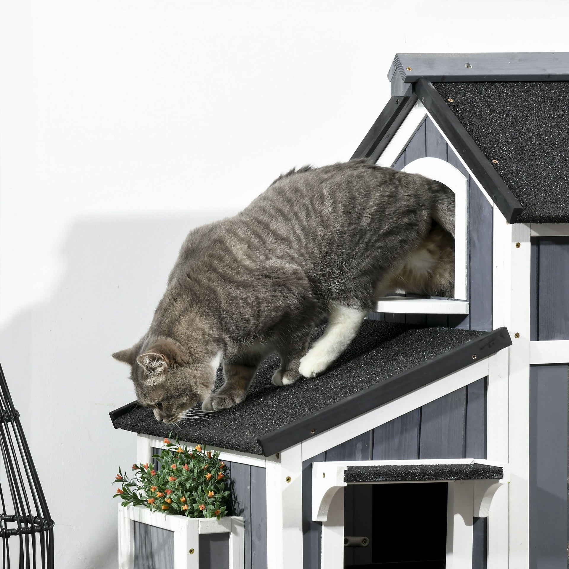 PawHut Outdoor Cat House with Weather-resistant Roof & Garden Bed, Outdoor Cat Shelter Enclosure with Multiple Entrances, Modern Cat Furniture Hideout, Cat Gifts, Gray