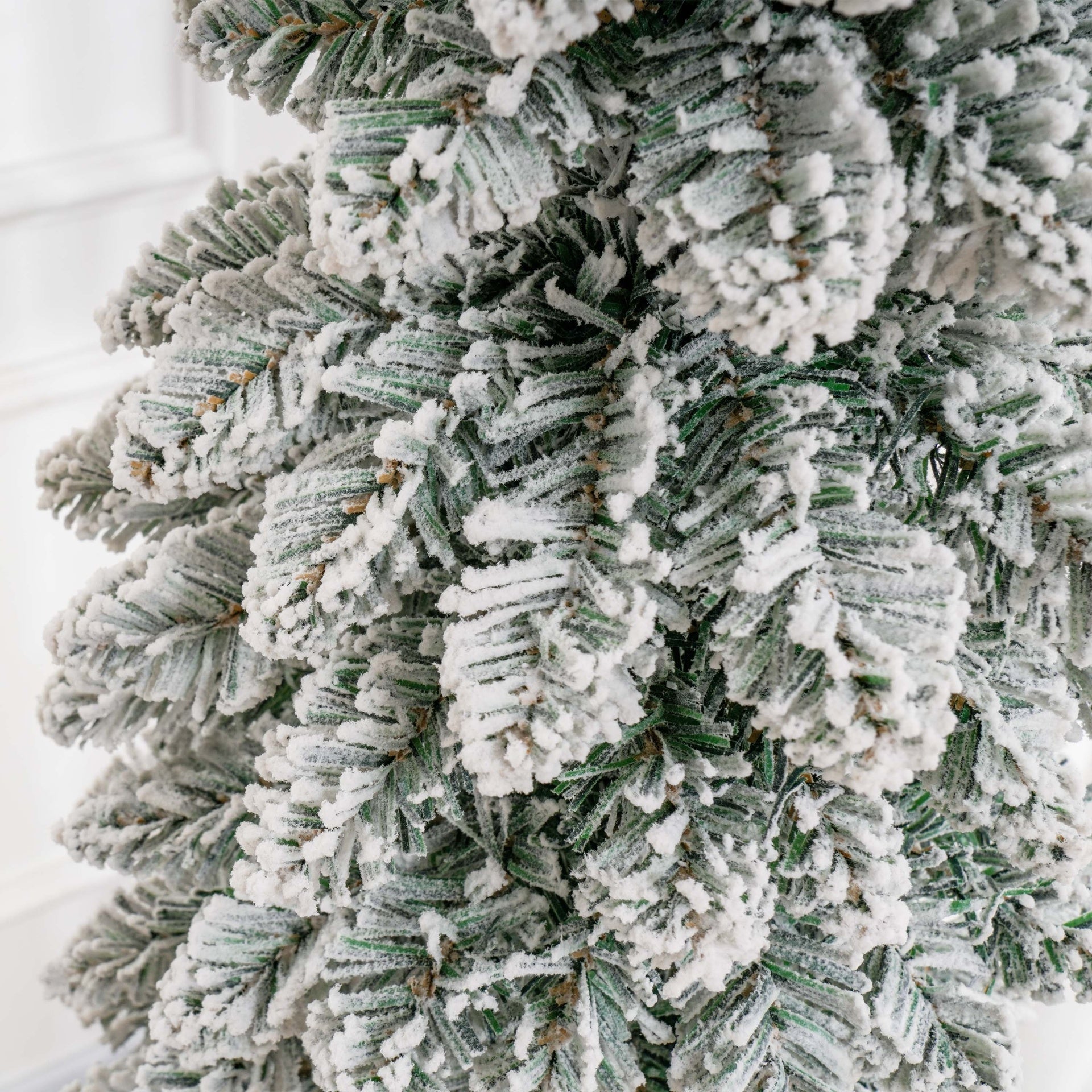 HOMCOM 5' Tall Unlit Slim Pencil Xmas Tree, Snow-Flocked Artificial Christmas Tree with Realistic Branches and 301 Tips, Green