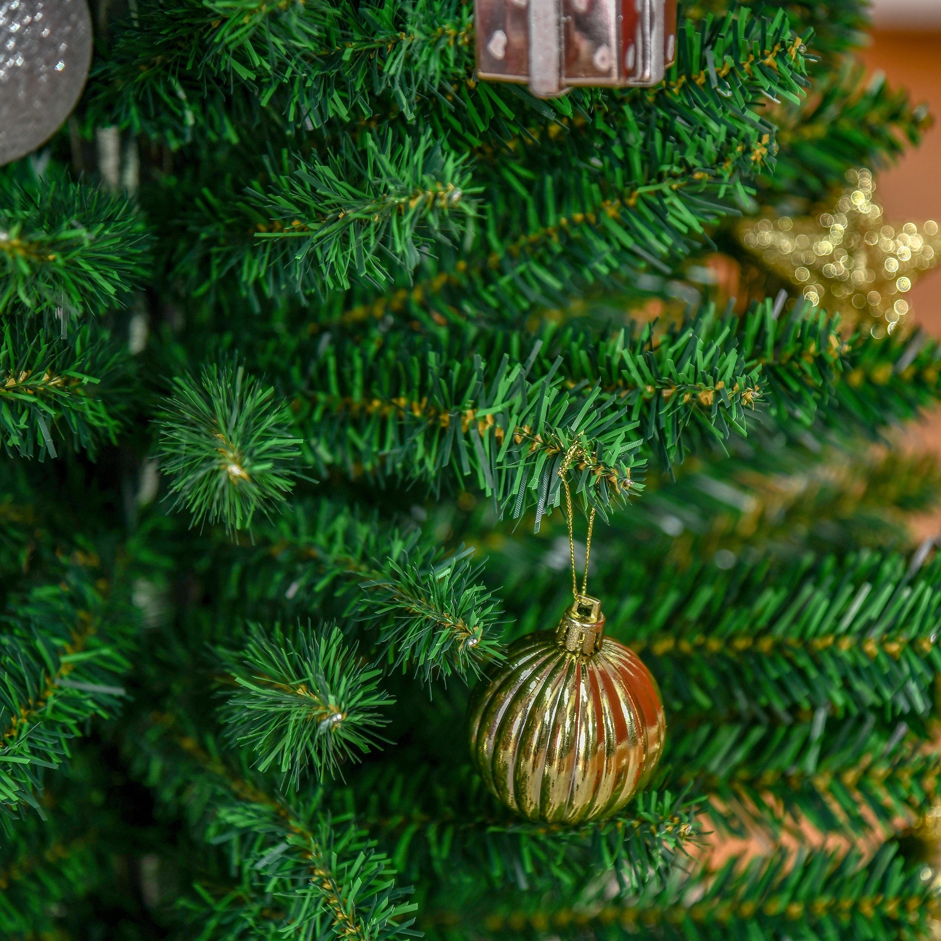 HOMCOM 5' Artificial Pencil Christmas Tree, Slim Xmas Tree with 294 Realistic Branch Tips and Plastic Stand, Green
