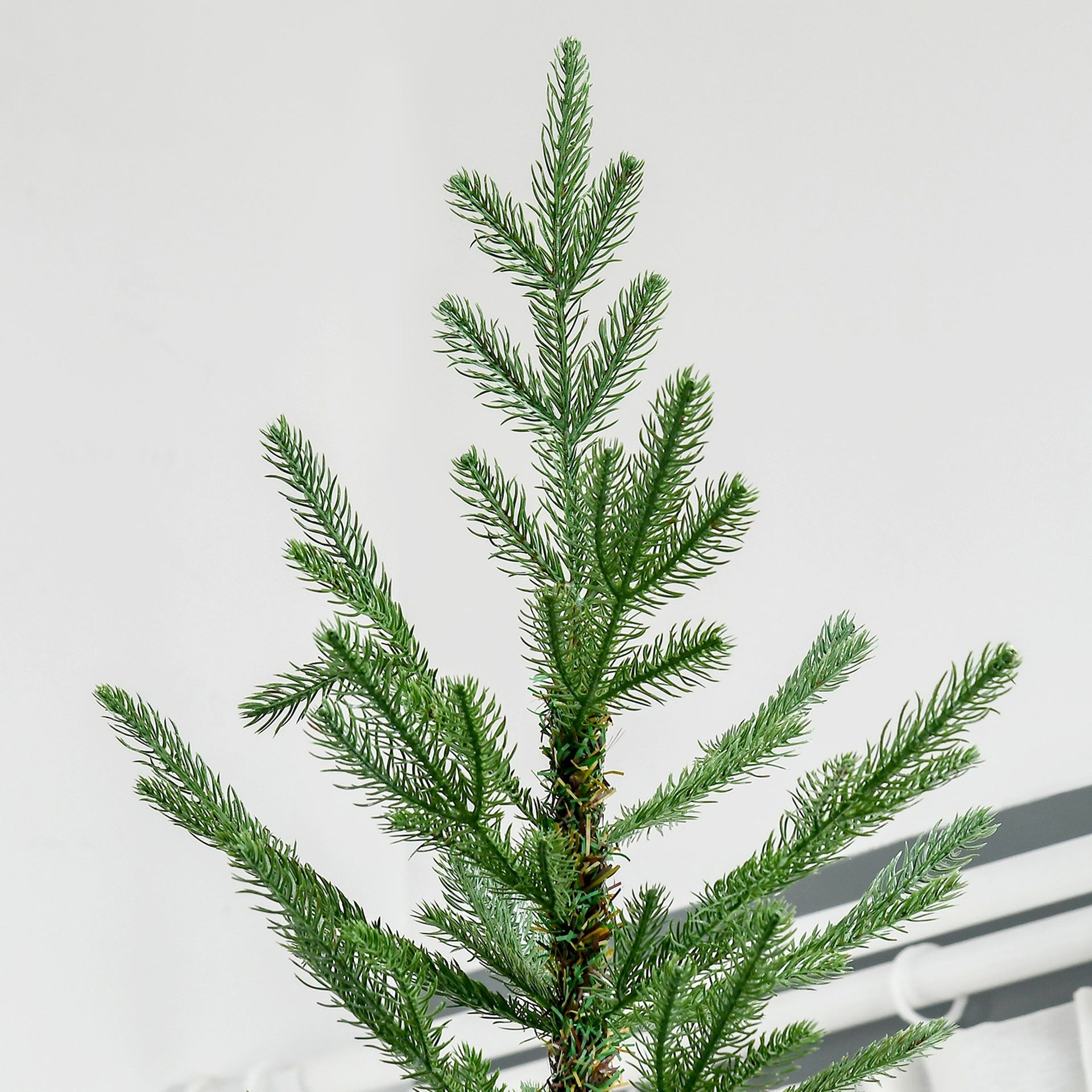 HOMCOM 9 Foot Artificial Christmas Tree, Nordic Pine Hinged Xmas Tree with 1939 Realistic Branches, Wide Steel Base, Auto Open, Green