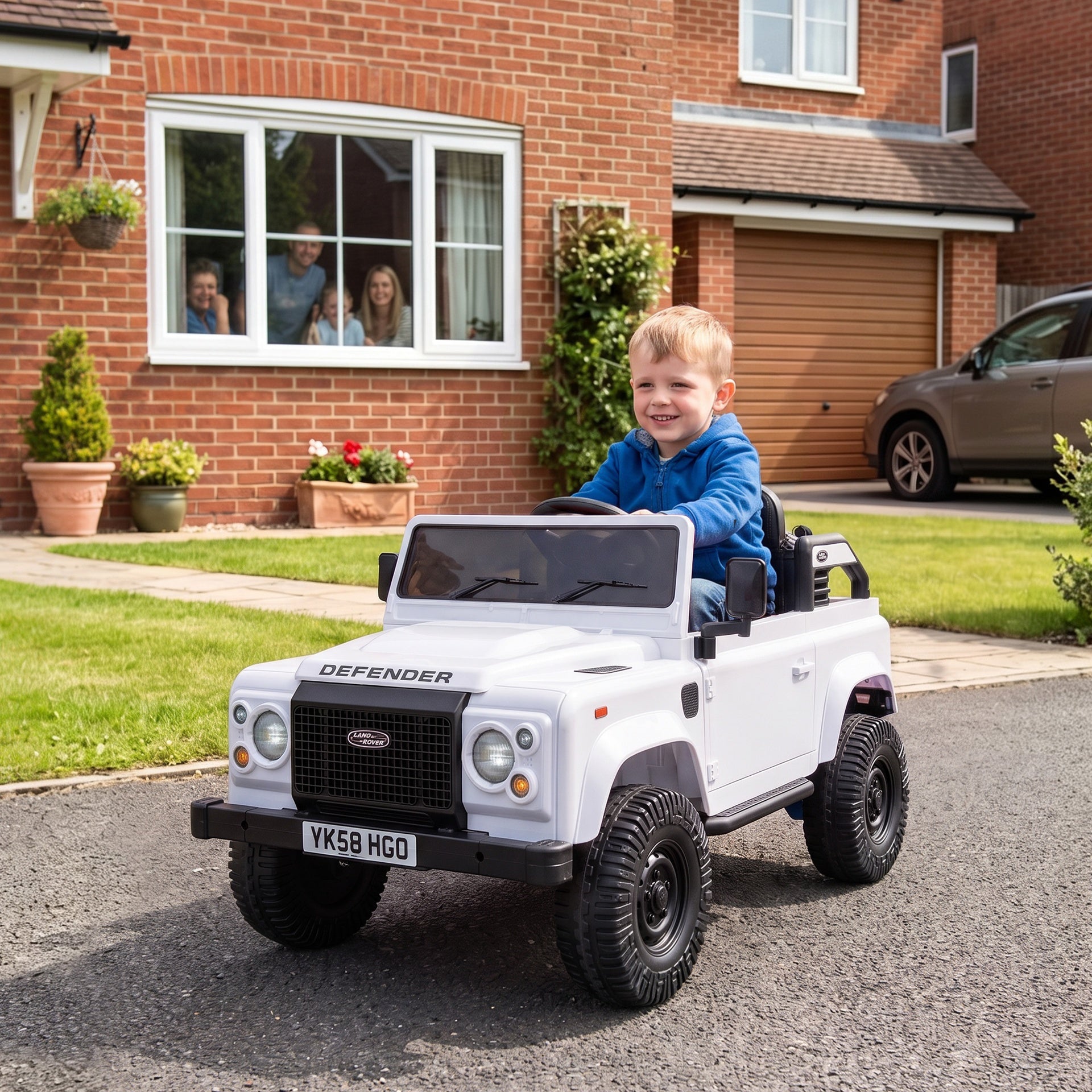 Qaba 12V Electric Car for Kids 3+ Years, Licensed Land Rover Defender Toddler Ride on Car w/ Remote Control, White