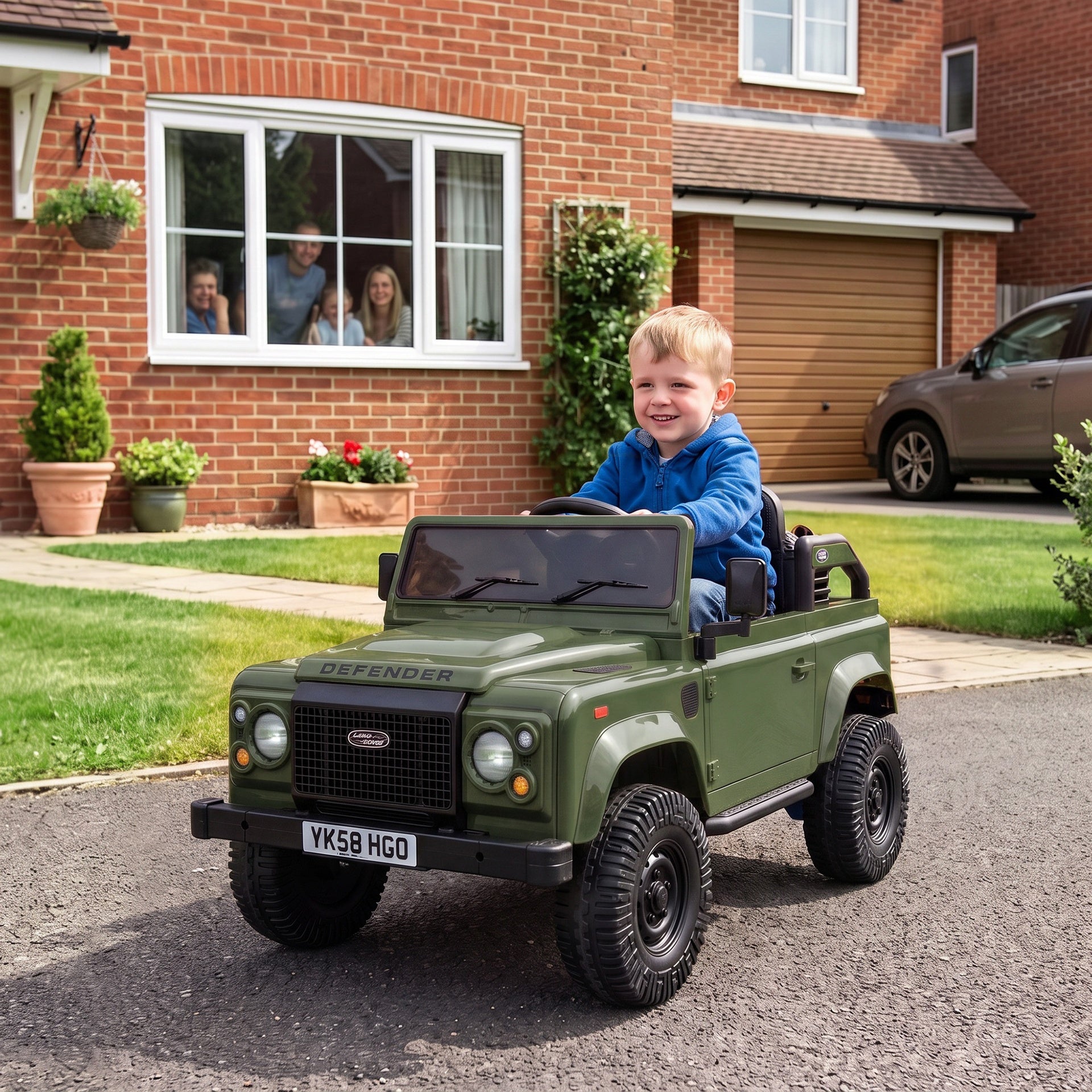 Qaba 12V Electric Car for Kids 3+ Years, Licensed Land Rover Defender Toddler Ride on Car w/ Remote Control, Green