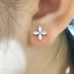 Star Blossom Pt950 Platinum Lab-Grown Diamond Stud Earrings